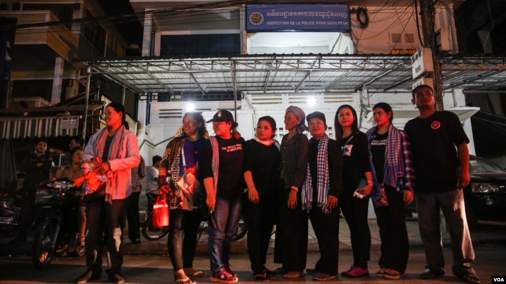 Boeng Kak community activists pose in a group photo after the release of their activists in front of Phnom Penh's Daun Penh district police, after they were questioned on “Black Monday” protest on Monday 9th, May 2016. ( Leng Len/VOA Khmer)