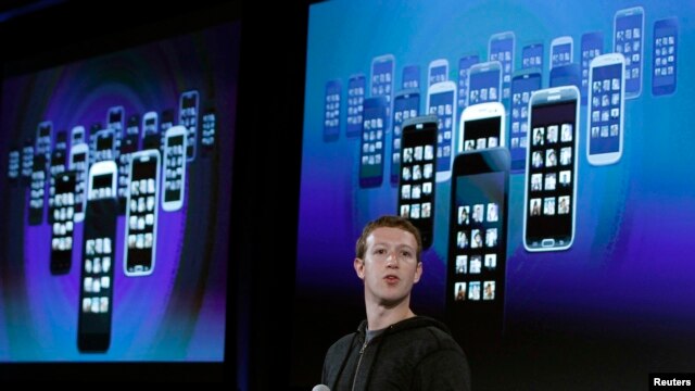 Mark Zuckerberg, Facebook's co-founder က ေဖ့စ္ဘြတ္ခ္ ေဆာ့ဖ္ဝဲလ္အသစ္ကို မိတ္ဆက္စဥ္။