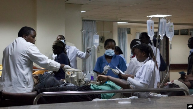 Ιατρικό προσωπικό φροντίζει τους τραυματίες από τις εκρήξεις στο Ναϊρόμπι