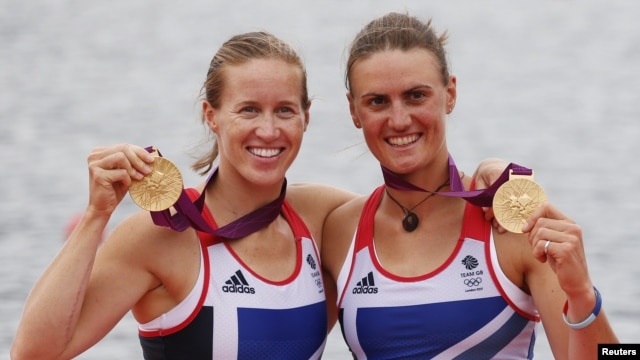 Cặp vận động viên người Anh Helen Glover và Heather Stanning đoạt huy chương vàng cuộc đua thuyền đôi nữ