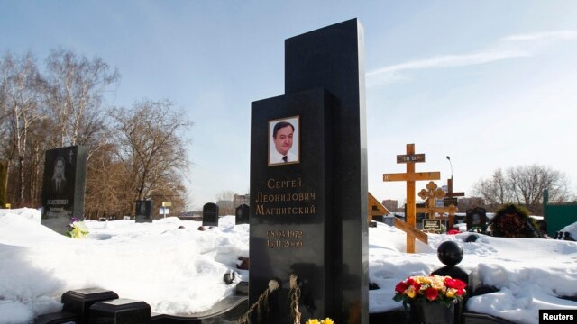 Hoa được đặt tại mộ luật sư Magnitsky ở nghĩa trang Preobrazhensky, Moscow, Nga, 11/3/2013. REUTERS/Mikhail Voskresensky