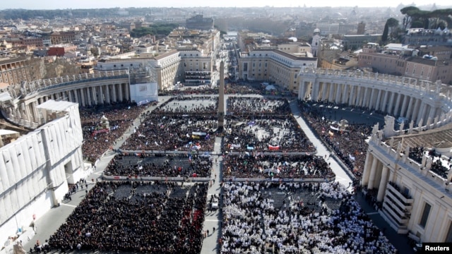 Ratusan ribu orang memadati lapangan Santo Peter untuk menyaksikan dari dekat pelantikan Paus Fransiskus di Vatikan (19/3)