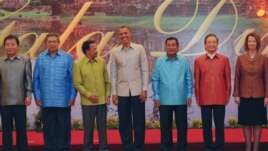 Tổng thống Obama chụp hình lưu niệm với Thủ tướng Nhật Yoshihiko Noda, và các nhà lãnh đạo khác tại Pnom Penh, ngày 19/11/2012.