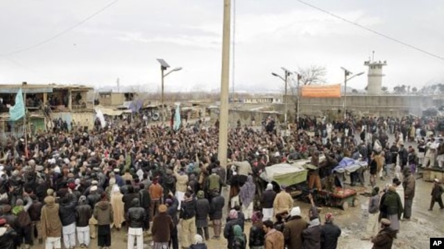 Afghans protest burning of Qurans and other Islamic religious materials at Bagram airbase, Afghanistan, Feb. 21, 2012.