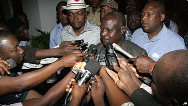 Journalists swarm Nigeria Labor Congress chief Abdulwahed Omar (C) on January 15, 2012 at the state house in Abuja, Nigeria.
