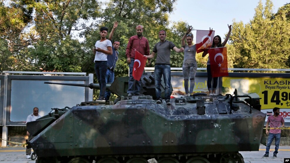 在安卡拉的軍部附近，土耳其人站在被示威者破壞的裝甲運兵車上（2016年7月16日）