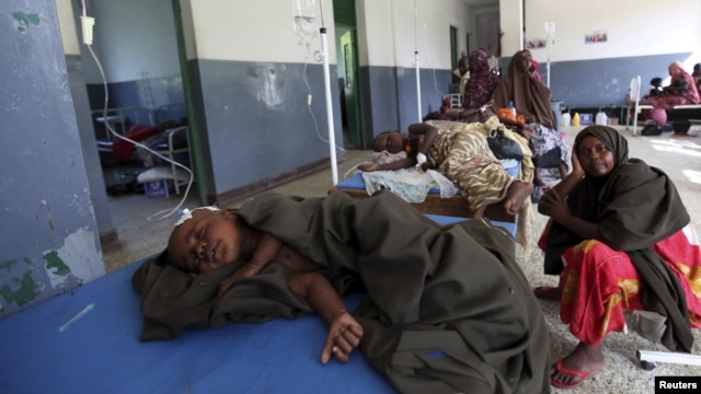 Internally displaced children suffering from cholera sleep inside a ward at Banadir hospital in Somalia's capital Mogadishu, August 2011. (file photo)