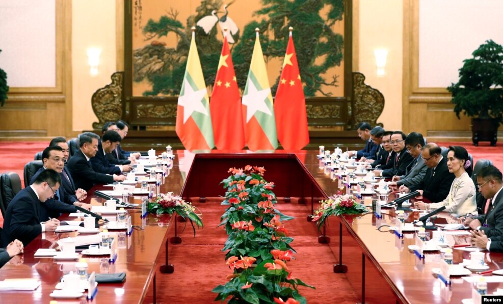 ေဒၚေအာင္ဆန္းစုၾကည္နဲ႔ တရုတ္၀န္ႀကီးခ်ဳပ္ လီခခ်န္းတို႔ ဦးေဆာင္တဲ့ ကိုယ္စားလွယ္အဖြဲ႔ဟာ ၂ ႏိုင္ငံအက်ဳးိတူပူးေပါင္းေဆာင္ရြက္ေရးလက္မွတ္ေရးထိုး