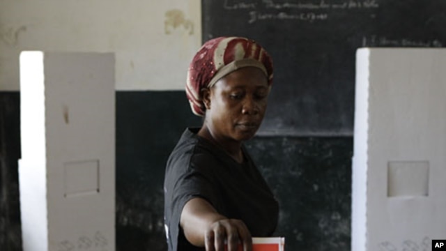 A woman casts her vote for president at a polling station in the Paynesville neighborhood of Monrovia, Liberia, November 8, 2011.