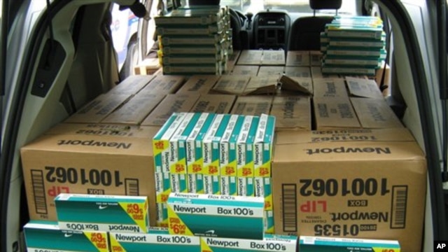 WHO memperkirakan satu dari sepuluh rokok yang dijual berasal dari saluran-saluran perdagangan gelap, yang menimbulkan kerugian lebih dari 40 miliar dolar per tahun karena hilangnya pendapatan pemerintah dari pajak (foto: Dok).