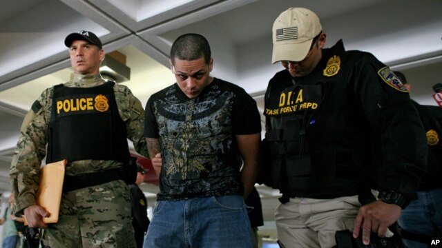 Polisi anti narkoba AS melakukan penggerebekan di bandara San Juan, Puerto Rico dan menahan 33 orang tersangka pelaku perdagangan narkoba tahun lalu (foto: dok). 