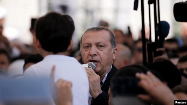 Tổng thống Erdogan thường xuyên đề cập đến 'những kẻ chủ mưu' mà ông nói là đang tìm cách bẻ gãy đất nước ông, ám chỉ phương Tây nói chung, và rõ rệt hơn là Hoa Kỳ
