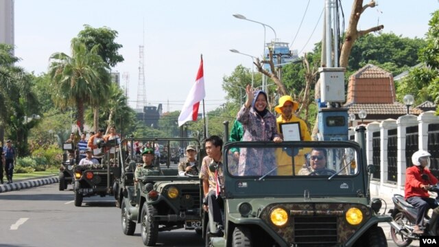 Walikota Surabaya, Tri Rismaharini, mengarak penghargaan "The 2013 Asian Townscape Award (ATA)" dari PBB di Surabaya (30/11). Taman Bungkul meraih penghargaan sebagai Taman Terbaik se-Asia Tahun 2013.