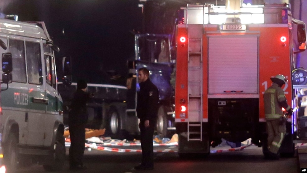 Cảnh sát đứng phía trước chiếc xe tải đã đâm vào đám đông tại phiên chợ Giáng sinh ở Berlin, Đức, ngày 19/12/2016.