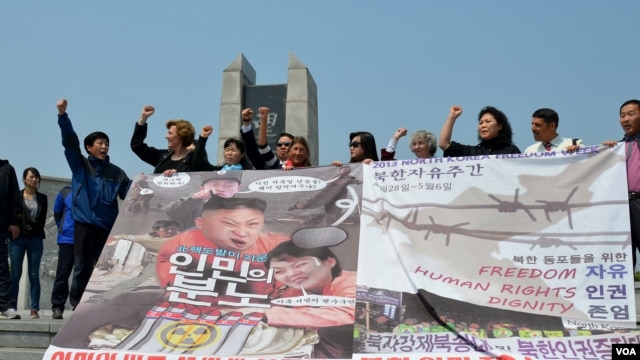 2013年5月4日韩国活动人士在分隔南北的非军事区附近的和平公园放飞“解放朝鲜同胞”口号的气球。