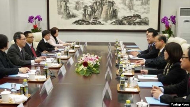 한국과 중국의 6자회담 수석대표인 임성남 외교통상부 한반도평화교섭본부장(왼쪽 두번째)과 우다웨이(武大偉) 중국 외교부 한반도사무특별대표(오른쪽 세번째)가 27일 베이징 중국 외교부 청사에서 회담을 하고 있다.