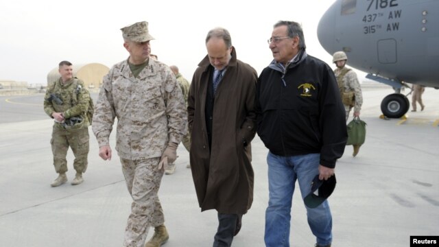 Chapdan o'ngga - xalqaro koalitsiya qo'mondoni Jon Allen, AQShning Afg'onistondagi elchisi Jeyms Kanningxem va Mudofaa vaziri Leon Panetta, Kobul, 12-dekabr, 2012 