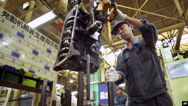 Công nhân Trung Quốc lắp ráp động cơ tại nhà máy của hãng xe hơi Toyota tại Thiên Tân