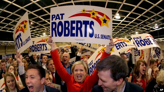 Những người ủng hộ reo hò trước Thượng nghị sĩ bang Kansas, Pat Roberts, một thành viên đảng Cộng hòa,  khi ông phát biểu mừng chiến thắng ở Topeka, Kansas hôm thứ Ba, 4/11/2014.