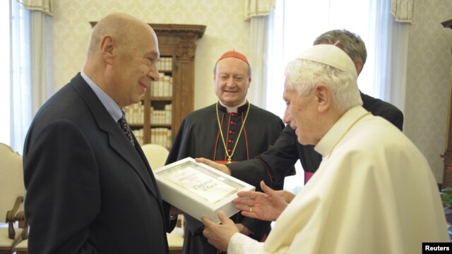 El Santo Padre entrega el libro "La Infancia de Jesús". En la imagen con el editor de la casa Rizzoli.