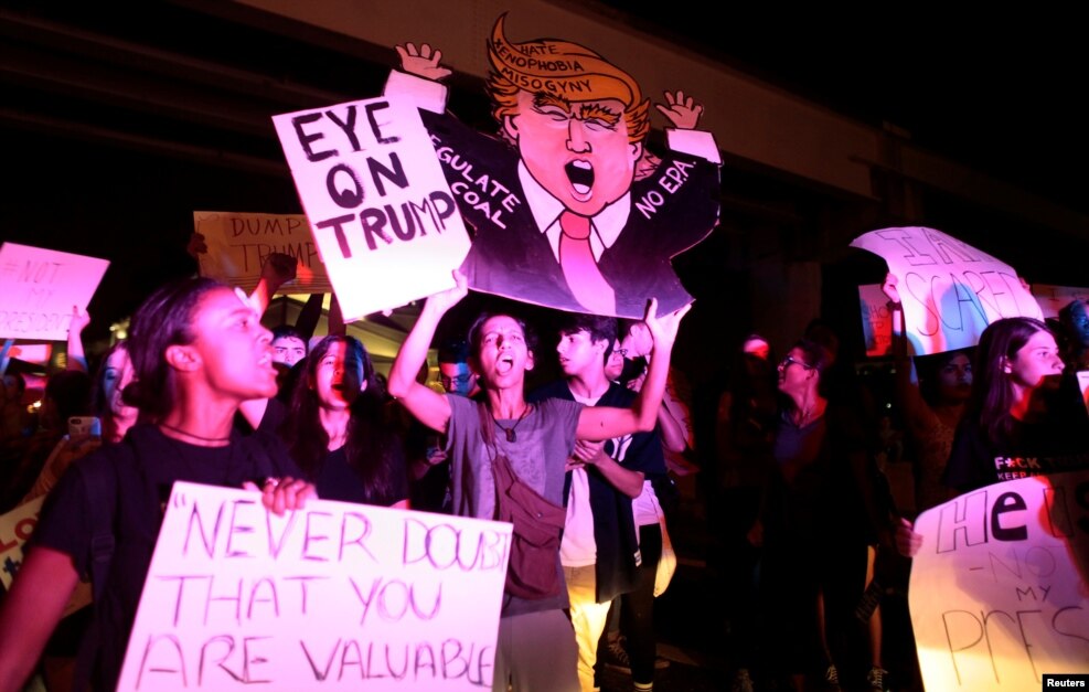 在邁阿密的反對川普當選總統的示威群眾，有的標語是&ldquo;盯著川普&rdquo;（2016年11月11日）