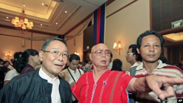 General Mutu Saipo (C) from the Karen National Union talks with a member of the Burma government negotiation team during a welcome dinner ceremony at Sedona hotel in Rangoon, Burma, April 5, 2012. 
