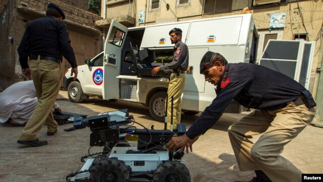 Ðơn vị tháo gỡ bom của Pakistan làm việc tại Peshawar.