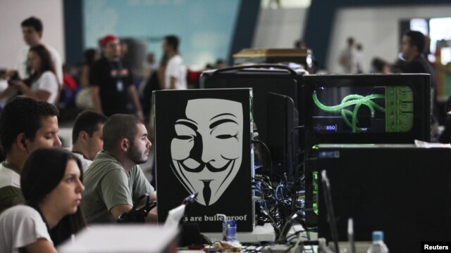 En esta foto, participantes del Campus Party en Sao Paulo disfrutan de la zona de juegos por computador. Campus Party es un festival tecnología que reúne alrededor de 7000 piratas informáticos, desarrolladores, jugadores y geeks de todo el mundo.
