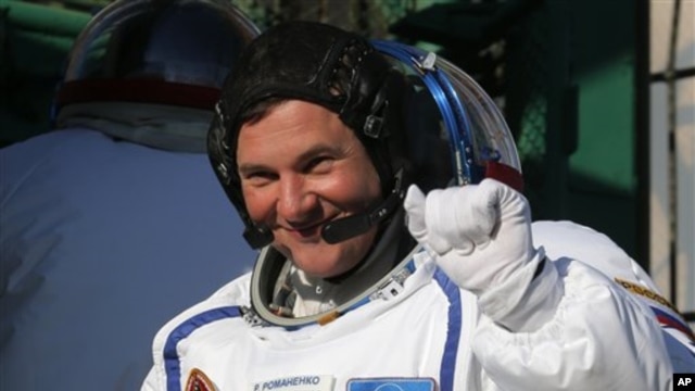 Kosmonot Roman Romanenko, salah satu kru dalam peluncuran Soyuz memberikan salamnya sebelum peluncuran roket itu, Rabu (19/12).