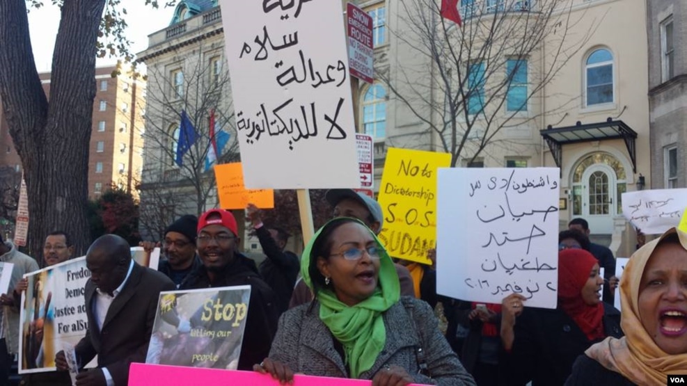 Protestors gather in front of the Sudanese embassy in Washington to protest increased electricity costs that have sparked a national disobedience campaign in Sudan. (VOA/ N. Taha)