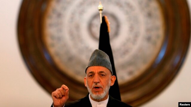 Tổng thống Afghanistan Hamid Karzai đọc diễn văn từ giã các nhân viên chính phủ ở Kabul, ngày 23/9/2014. 