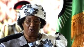 Malawi's President Joyce Banda gives a press conference in Lilongwe, April 10, 2012. 