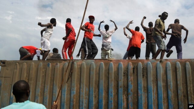 Hàng ngàn dân Burundi đã xuống đường biểu tình ở thủ đô Bujumbura, yêu cầu Tổng thống Nkurunziza không được ra tranh cử thêm một nhiệm kỳ thứ ba.