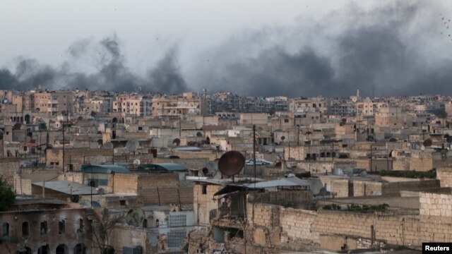 Khói bốc lên sau những trận không kích vào khu vực bị phiến quân chiếm giữ al-Sakhour, Aleppo, Syria, ngày 29 tháng 4 năm 2016.