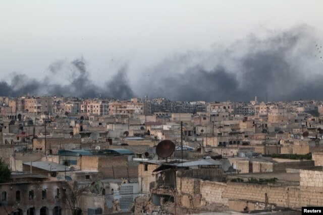 Khói bốc lên sau các cuộc không kích vào khu vực al-Sakhour của Aleppo, Syria, ngày 29/4/2016.