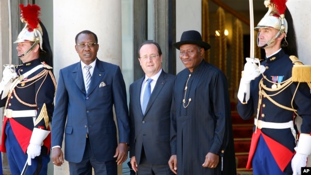 Từ trái: Tổng thống Chad Idriss Debi, Tổng thống Pháp Francois Hollande, và Tổng thống Nigeria Goodluck Jonathan tại Điện Elysee, Paris, 17/5/2014.