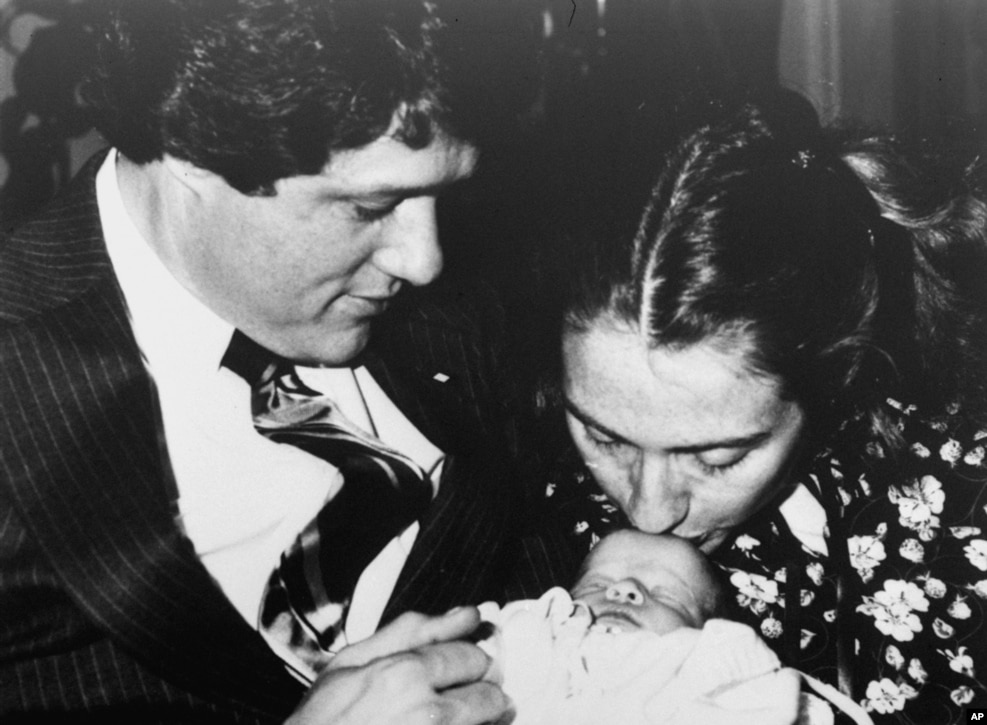 1980年3月5日，克林顿州长，妻子希拉里和一周大的女儿合影