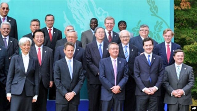 (L-R front row) France's Economy Minister Christine Lagarde, US Treasury Secretary Timothy Geithner, Australia's treasurer Wayne Swan, UK Chancellor of the Exchequer George Osborne, Canada Finance minister Jim Flaherty pose for a group photo at the G20 Fi