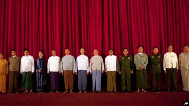 Tổng thống Myanmar Thein Sein và các đại biểu dự cuộc họp tại dinh tổng thống trong thủ đô Naypyidaw, 31/10/14