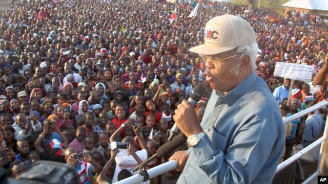 Edward Lowassa, presidential candidate of Tanzania's opposition party CHADEMA -- a coalition of four opposition political parties, popularly known in Swahili as UKAWA -- holds a campaign rally for the Oct. 25 election in Manyara, Tanzania, Sept. 25, 2015.