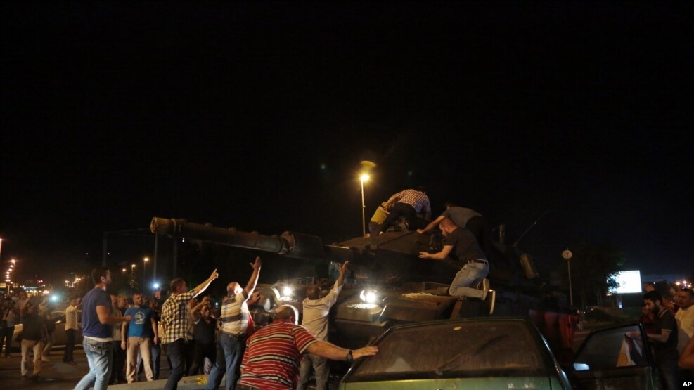 Warga Turki berusaha menghentikan kendaraan lapis baja yang memasuki Ankara, Turki, 15 Juli 2016. 