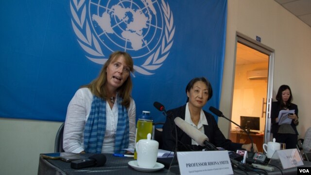 រូបឯកសារ៖ លោកស្រីសាស្រ្តាចារ្យ រ៉ូណា ស្មីត អ្នករាយការណ៍ពិសេសរបស់អង្គការសហប្រជាជាតិ ថ្លែងអំពីស្ថានភាពសិទ្ធិមនុស្សនៅក្នុងប្រទេសកម្ពុជា នៅក្នុងការិយាល័យឧត្តមស្នងការសិទ្ធិមនុស្សអ.ស.ប. កាលពីថ្ងៃទី២៤ ខែកញ្ញា ឆ្នាំ២០១៥។ (នៅ វណ្ណារិន/VOA)