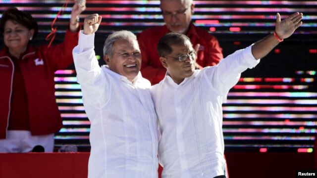 Salvador Sánchez Cerén (izquierda) y Oscar Ortíz saludan a la 29a. Convención Nacional del FMLN que los elegió como fórmula presidencial para las elecciones de marzo próximo.