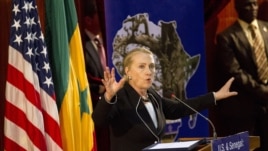 Clinton ofrece un discurso en la Universidad Cheikh Anta Diop de Dakar en el que anunció que EE.UU. no entrgará ayuda humanitaria a Malí hasta que el país esté controlado por civiles.