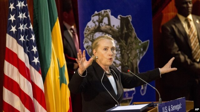 Clinton ofrece un discurso en la Universidad Cheikh Anta Diop de Dakar en el que anunció que EE.UU. no entrgará ayuda humanitaria a Malí hasta que el país esté controlado por civiles.