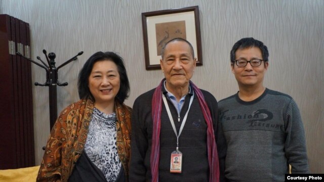 高瑜在推特上发表的她与鲍彤、李海的合影。高瑜称之为“三个六四犯”的合影