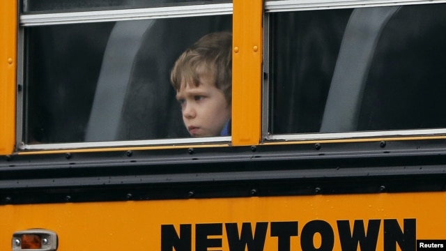 Con máximas medidas de seguridad se reabrieron las escuelas en Newtown.