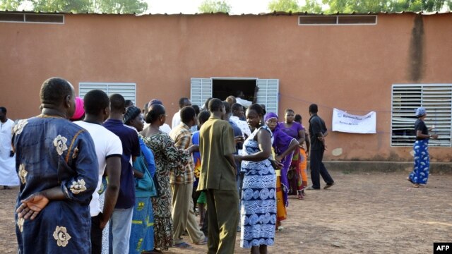 Des électeurs devant un bureau de vote à Ouagadougou, 2 décembre 2012.
