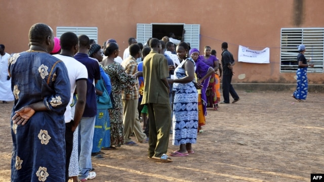 People wait in line to cast their ballots in a polling station in Ouagadougou during Burkina Faso's legislative and municipal elections, December 2, 2012. 