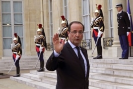 French President Francois Hollande speaks with journalists after a Franco-Spanish summit at the Elysee Palace in Paris, October 10, 2012.